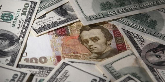 Нацбанк считает, что гривна падает из-за сезонных факторов и бизнеса
