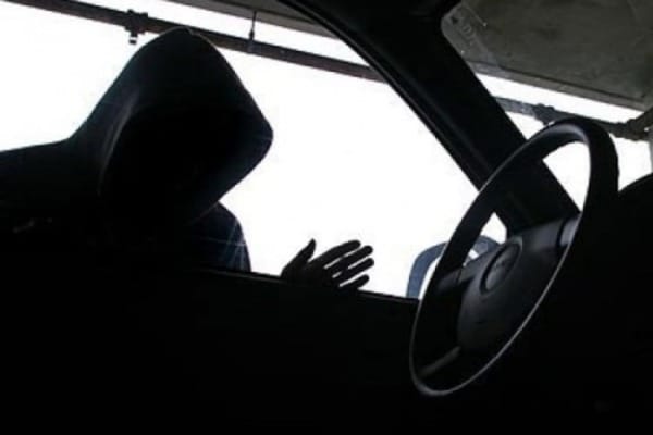 С полицейского двора угнали два элитных авто