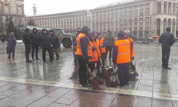 Коммунальщики разбирают третий майдан