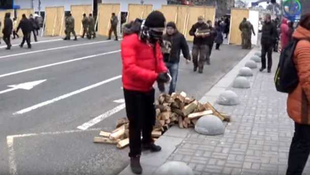 На Майдан привезли дрова